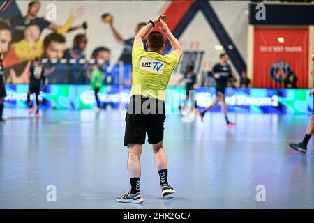 Illustrazione dell'arbitro che dichiara un timeout durante la EHF Champions League, partita di pallamano di fase di gruppo tra Paris Saint-Germain Handball e SG Flensburg-Handewitt il 24 febbraio 2022 allo stadio Pierre de Coubertin di Parigi, Francia. Foto di Victor Joly/ABACAPRESS.COM Foto Stock