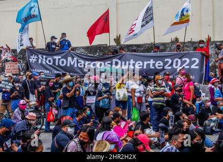 Quezon City, Filippine. 24th Feb 2022. I gruppi militanti hanno segnato oggi il 36th° anniversario della rivoluzione del potere della gente dell'EDSA nella storia del rovesciamento della dittatura di Marcos. (Foto di EDD Castro/Pacific Press) Credit: Pacific Press Media Production Corp./Alamy Live News Foto Stock