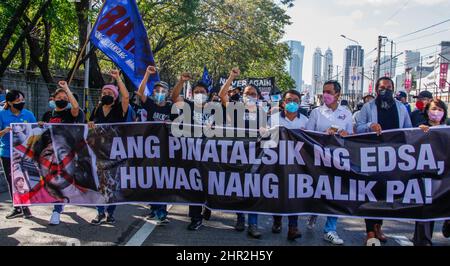 Quezon City, Filippine. 24th Feb 2022. I gruppi militanti hanno segnato oggi il 36th° anniversario della rivoluzione del potere della gente dell'EDSA nella storia del rovesciamento della dittatura di Marcos. (Foto di EDD Castro/Pacific Press) Credit: Pacific Press Media Production Corp./Alamy Live News Foto Stock