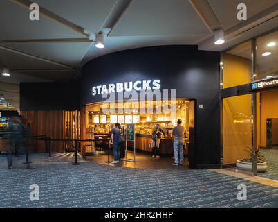 Orlando, Florida - 4 febbraio 2022: Vista lunga esposizione di Starbucks Coffee Shop all'interno del Terminal B dell'Aeroporto Internazionale di Orlando. Foto Stock