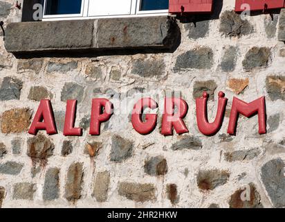 ALP Grum, Svizzera - 19 gennaio 2022: ALP Grum è una stazione ferroviaria panoramica sulla famosa linea del Bernina express Foto Stock