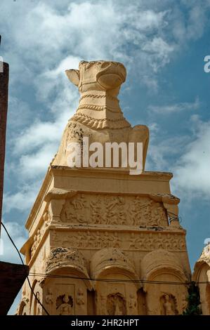 Grande statua di Nandi sulla cima di Jata Shankar Mandir (Tempio) a Beed state Maharashtra India Foto Stock