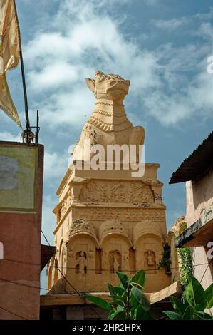 Grande statua di Nandi sulla cima di Jata Shankar Mandir (Tempio) a Beed state Maharashtra India Foto Stock