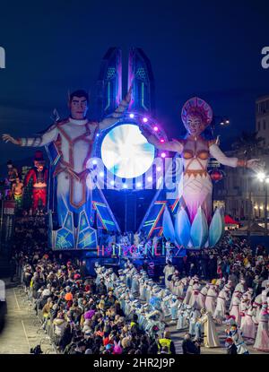 Viareggio, Italia. 24th Feb 2022. Il Carnevale di Viareggio di Notte.il secondo corso mascherato si svolge di notte e i carri allegorici sono colorati con nuova luce. Prima categoria float allegorico: Costruttore 'omogeneità' Fabrizio Galli (Photo by Federico Neri/Pacific Press) Credit: Pacific Press Media Production Corp./Alamy Live News Foto Stock