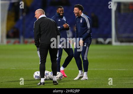 Macauley Bonne e Kane Vincent-Young di Ipswich Town sono visti con l'Assistente Manager di Ipswich Town, Martyn Pert - Ipswich Town contro Cheltenham Town, Sky Bet League One, Portman Road, Ipswich, UK - 22nd Febbraio 2022 solo uso editoriale - si applicano le restrizioni DataCo Foto Stock