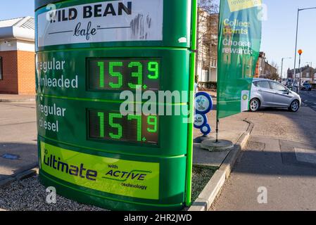 Southend on Sea, Essex, Regno Unito. 25th Feb 2022. Il rischio di un aumento dei prezzi del carburante dovuto alla situazione in Ucraina ha fatto sì che le persone si mettano in fila presso le stazioni di servizio per riempirsi nel Regno Unito. I prezzi del carburante in un garage BP a Southend on Sea sono aumentati ad un prezzo molto alto per litro Foto Stock