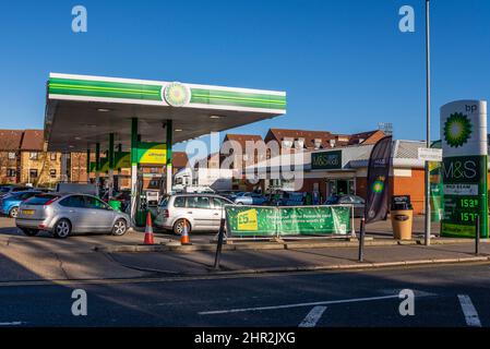 Southend on Sea, Essex, Regno Unito. 25th Feb 2022. Il rischio di un aumento dei prezzi del carburante dovuto alla situazione in Ucraina ha fatto sì che le persone si mettano in fila presso le stazioni di servizio per riempirsi nel Regno Unito. I prezzi del carburante in un garage BP a Southend on Sea sono aumentati ad un prezzo molto alto per litro Foto Stock