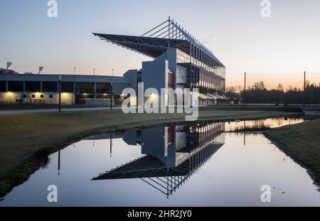 Marina Park, Cork, Irlanda. 25th Febbraio, 2022. In una fredda e tranquilla mattinata Páirc Uí Chaoimh si riflette in un flusso locale nel nuovo Marina Park in Monahan Road, Cork, Irlanda. - Credit; David Creedon / Alamy Live News Foto Stock