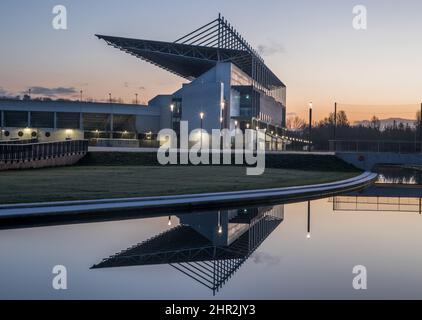 Marina Park, Cork, Irlanda. 25th Febbraio, 2022. In una fredda e tranquilla mattinata Páirc Uí Chaoimh si riflette in un flusso locale nel nuovo Marina Park in Monahan Road, Cork, Irlanda. - Credit; David Creedon / Alamy Live News Foto Stock