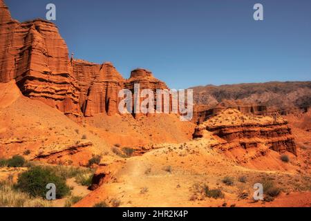 Fantastici castelli di argilla nel deserto sabbioso del canyon rosso Konorchek, Kirghizistan Foto Stock