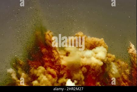 Detonatore che esplica sul sito minerario nel deserto arabo Foto Stock