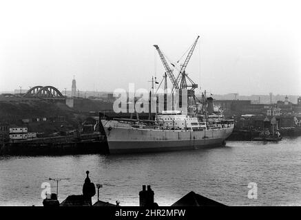 SHOT 201 Tyne costruito a Low Walker Newcastle l'Ahmadu bello ormeggiato sul fiume Tyne a South Shields circa 1969 costruito da Swan Hunter e Wigan Richardson Foto Stock