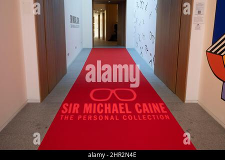 Bonhams, Londra, Regno Unito. 25 febbraio 2022. Sir Michael Caine: La Collezione personale in anteprima prima della vendita il 2 marzo 2022. Lui e sua moglie, Lady Caine, stanno ridimensionando e hanno messo alcuni dei loro beni preziosi in asta. Immagine:ingresso del tappeto rosso all'anteprima. Credit: Malcolm Park/Alamy Live News Foto Stock