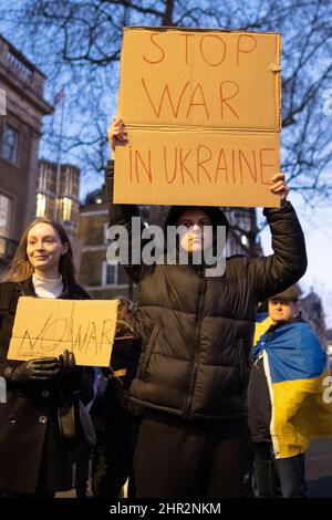 Londra, Regno Unito. 24th Feb 2022. Ucraini e sostenitori protestano fuori Downing Street mentre le forze russe attaccano e occupano regioni dell'Ucraina. I manifestanti chiedono che la guerra si arresti e Boris Johnson emette sanzioni contro la Russia, alcuni paragonano Putin a Hitler. Credit: Joao Daniel Pereira/Alamy Live News Foto Stock