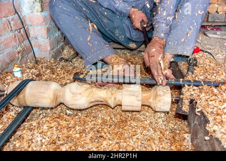 Collezione di antiche macchine per la lavorazione del legno e carving  strumenti su una rozza tavola vintage: falegnameria, artigianato e  manifatture concetto, laici piatta Foto stock - Alamy