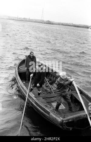 SHOT 234 ispezione e riparazioni del Porto di Tyne diving dalla barca di lavoro osata con subacquei e assistenti in Tyne Dock South Shields cerca 1977 Foto Stock