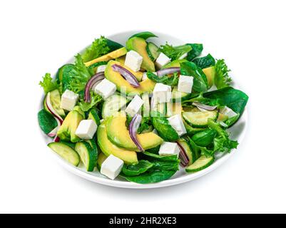 Insalata di verdure fresche con avocado, cetrioli, erbe fresche e formaggio isolato su sfondo bianco. Cibo sano. Vista laterale. Foto Stock