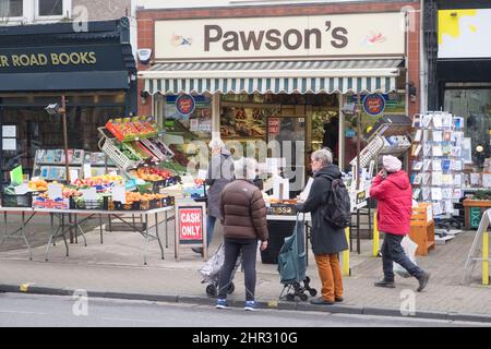 Lungo Gloucester Rd Bristol UK Pawsons Green negozio alimentare e le donne shopping Foto Stock