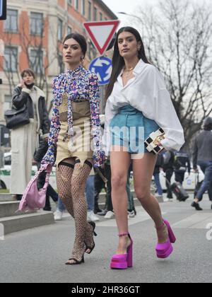 Dulceida e Angela Rozas Saiz abiti Street style dopo Emporio Armani sfilata di moda durante Milano settimana della moda donna autunno/inverno 2022 Foto Stock