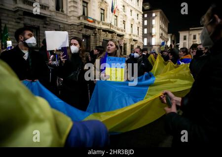 Rally per dimostrare contro l'invasione militare russa dell'Ucraina il 24 febbraio 2022 a Milano, Italia. Questa mattina la Russia ha lanciato un'invasione su vasta scala dell'Ucraina che ha attirato la condanna internazionale. Foto Stock