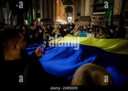 Rally per dimostrare contro l'invasione militare russa dell'Ucraina il 24 febbraio 2022 a Milano, Italia. Questa mattina la Russia ha lanciato un'invasione su vasta scala dell'Ucraina che ha attirato la condanna internazionale. Foto Stock