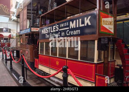 Derbyshire, Regno Unito – 5 aprile 2018: Un piccolo tram d'epoca con pubblicità originale Nestle al Crich Tramway Village, il museo nazionale del tram Foto Stock