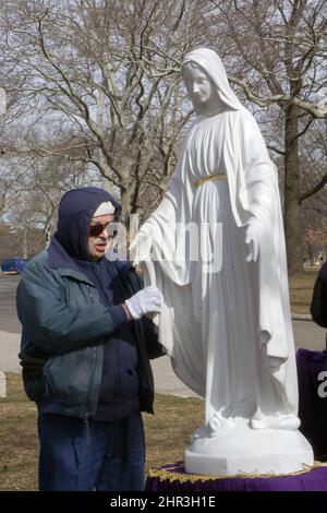 Un devoto cattolico romano prega al padiglione Vaticano nel parco dei prati di Flushing, dove Mary & Jesus apparve a Veronica Lueken. A Queens, New York. Foto Stock