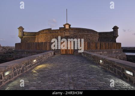 Castillo de San Juan Bautista (Castello di San Giovanni Battista) 17th ° secolo fortezza al crepuscolo, Santa Cruz de Tenerife Isole Canarie Spagna. Foto Stock