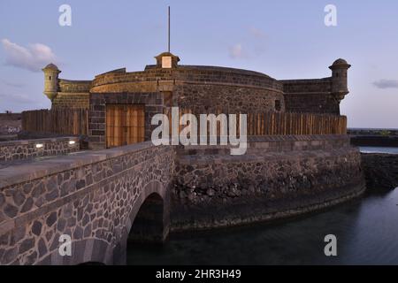 Castillo de San Juan Bautista (Castello di San Giovanni Battista) 17th ° secolo fortezza al crepuscolo, Santa Cruz de Tenerife Isole Canarie Spagna. Foto Stock