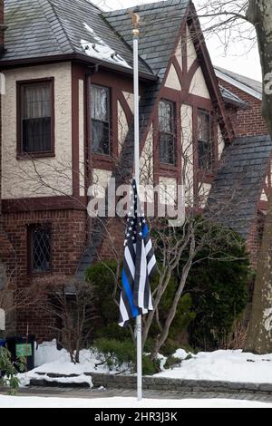 Una Bandiera americana Blue Line che sostiene la polizia è appesa a mezzo palo onorando gli ufficiali NYPD caduti, Jason Rivera & Wilbert D. Mora. A Queens, New York. Foto Stock