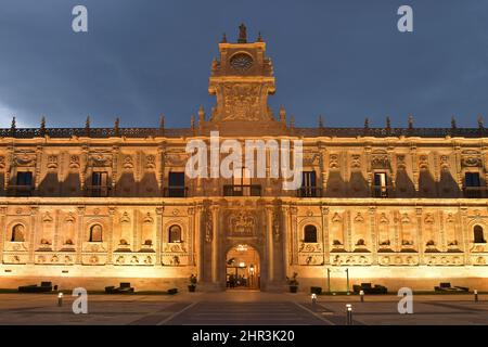 Convento di San Marcos - edificio storico convertito in hotel di lusso, facciata in stile rinascimentale illuminata al crepuscolo in Europa Leon Spagna. Foto Stock