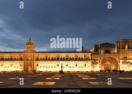 Convento di San Marcos illuminato al crepuscolo - edificio storico convertito in hotel Parador, contiene anche la chiesa e il museo, Leon Spagna Europa. Foto Stock