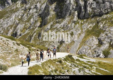 Persone escursionisti sul sentiero delle gole di Cares in estate, Picos de Europa Parco Nazionale Asturias Spagna. Foto Stock