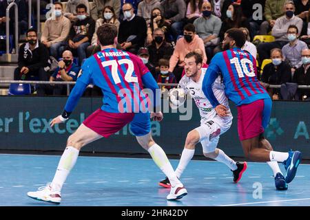 Kentin Mahe di Telekom Veszprem HC in azione contro Dika Mem del FC Barcelona durante la EHF Champions League, fase di gruppo Handball match tra FC Barcelona e Telekom Veszprem HC il 24 febbraio 2022 a Palau Blaugrana a Barcellona, Spagna - Foto: Javier Borrego/DPPI/LiveMedia Foto Stock