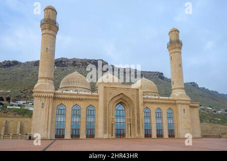 Moschea sciita Bibi-Heybat in un nuvoloso giorno di gennaio. Baku, Azerbaigian Foto Stock