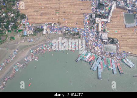 Barishal, Barishal, Bangladesh. 25th Feb 2022. Mentre il più grande Mehfil islamico è iniziato oggi a Chormonai, Barishal in Bangladesh, circa 10 milioni di persone in tutto il paese sono venuti qui da questi lanci, barche. (Credit Image: © Mustasinur Rahman Alvi/ZUMA Press Wire) Foto Stock