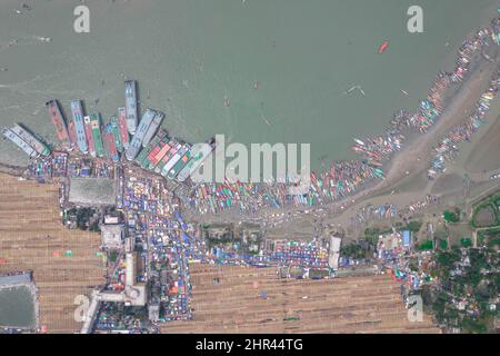 Barishal, Barishal, Bangladesh. 25th Feb 2022. Mentre il più grande Mehfil islamico è iniziato oggi a Chormonai, Barishal in Bangladesh, circa 10 milioni di persone in tutto il paese sono venuti qui da questi lanci, barche. (Credit Image: © Mustasinur Rahman Alvi/ZUMA Press Wire) Foto Stock