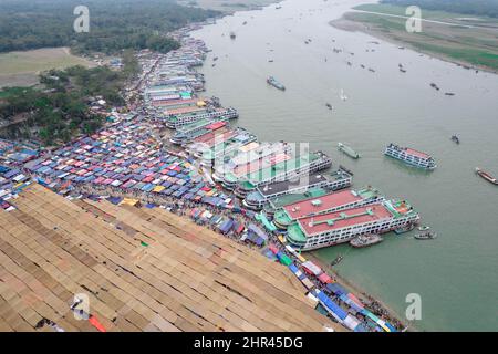 Barishal, Barishal, Bangladesh. 25th Feb 2022. Mentre il più grande Mehfil islamico è iniziato oggi a Chormonai, Barishal in Bangladesh, circa 10 milioni di persone in tutto il paese sono venuti qui da questi lanci, barche. (Credit Image: © Mustasinur Rahman Alvi/ZUMA Press Wire) Foto Stock