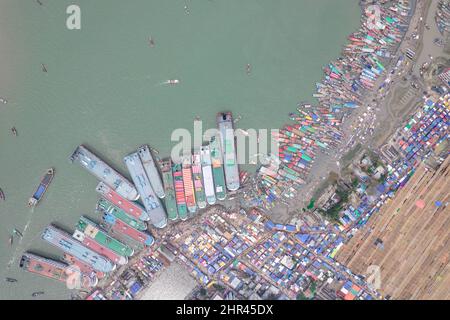 Barishal, Barishal, Bangladesh. 25th Feb 2022. Mentre il più grande Mehfil islamico è iniziato oggi a Chormonai, Barishal in Bangladesh, circa 10 milioni di persone in tutto il paese sono venuti qui da questi lanci, barche. (Credit Image: © Mustasinur Rahman Alvi/ZUMA Press Wire) Foto Stock