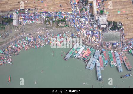 Barishal, Barishal, Bangladesh. 25th Feb 2022. Mentre il più grande Mehfil islamico è iniziato oggi a Chormonai, Barishal in Bangladesh, circa 10 milioni di persone in tutto il paese sono venuti qui da questi lanci, barche. (Credit Image: © Mustasinur Rahman Alvi/ZUMA Press Wire) Foto Stock