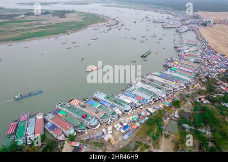 Barishal, Barishal, Bangladesh. 25th Feb 2022. Mentre il più grande Mehfil islamico è iniziato oggi a Chormonai, Barishal in Bangladesh, circa 10 milioni di persone in tutto il paese sono venuti qui da questi lanci, barche. (Credit Image: © Mustasinur Rahman Alvi/ZUMA Press Wire) Foto Stock