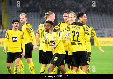 Giubilo FARE intorno a Youssoufa MOUKOKO (DO) dopo il suo obiettivo a 4:0, da sinistra a destra Mahmoud DAHOUD (DO), Marin PONGRACIC (DO), Youssoufa MOUKOKO (DO), Marius WOLF (DO), Mats HUMMELS (DO), Julian BRANDT (DO), Jude BELLINGHAM (DO) Soccer 1st Bundesliga, 23rd matchday, Borussia Dortmund (DO) - Borussia Monchengladbach (MG) 6: 0, il 20th febbraio 2022 a Dortmund/Germania. Le normative #DFL vietano l'uso di fotografie come sequenze di immagini e/o quasi-video # Â Foto Stock