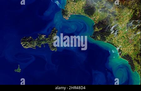 Vista aerea dello splendido mare turchese del Mediterraneo, immagine della Costa Italiana, vista dall'alto dell'oceano blu e verde. Elementi di questa immagine forniti dalla NASA. Foto Stock