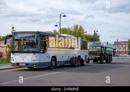 KASHIRA, RUSSIA - 18 SETTEMBRE 2021: Sostituzione di una ruota su un bus navetta Foto Stock