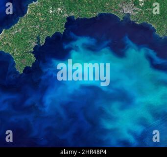 Fioriture di fitoplancton nel mare intorno all'Inghilterra, foto aerea dall'alto del mare blu, immagine turchese dell'oceano. Elementi di questa immagine forniti dalla NASA. Foto Stock