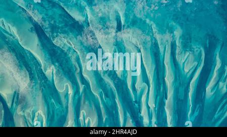 Vista dall'alto dell'oceano blu verde intorno alle Bahamas, foto di mare, acque turchesi, immagine di sfondo, carta da parati HD. Elementi di questa immagine forniti dalla NASA Foto Stock