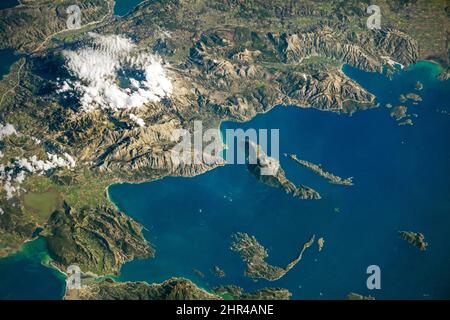 Costa occidentale della Grecia, foto aerea HD del Mar Egeo, mare blu, costa montagnosa preso dallo spazio. Elementi di questa immagine forniti dalla NASA Foto Stock