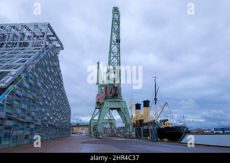 KOTKA, FINLANDIA - 02 NOVEMBRE 2019: Gru da carico al porto di Vellamo. Kotka, Finlandia Foto Stock