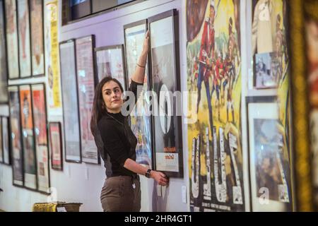 Londra, Regno Unito. 25th Feb 2022. Un grande poster cinematografico italiano per Zulu. Nel suo ruolo innovativo, Caine prese parte all'ufficio reale dell'esercito britannico Gonville Bromhead alla Battaglia di Rorke's Drift, con attori affermati Jack Hawkins e Stanley Baker. Stima: £1.500-2.000. Mentre Sir Michael inizia a prendere la vita a un ritmo più piacevole, lui e sua moglie, Lady Caine, stanno ridimensionando e mettendo alcuni dei loro beni preziosi in su per l'asta. Credit: Paul Quezada-Neiman/Alamy Live News Foto Stock