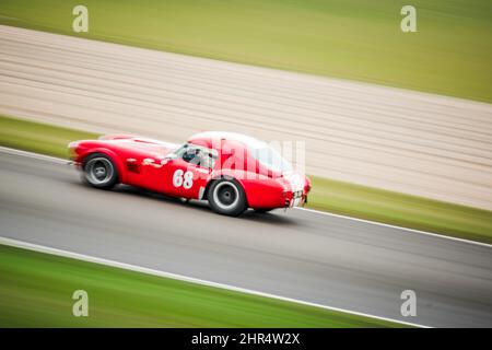 Red Shelby Cobra corre al Goodwood Revival 2021 a Chichester, Regno Unito Foto Stock